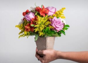 Arranjo Bicolor de Rosas e Astromélias
