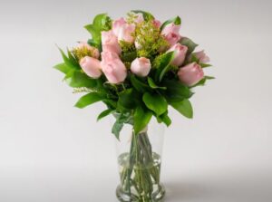 Arranjo de 18 Rosas Rosadas e Folhagens em Vaso
