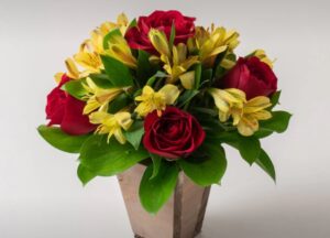 Arranjo Pequeno de Rosas Vermelhas e Astromélias