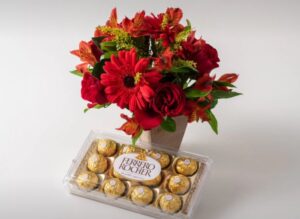 Arranjo de Flores Mistas Vermelhas e Chocolates