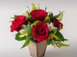 Arranjo Pequeno de Rosas e Astromélias