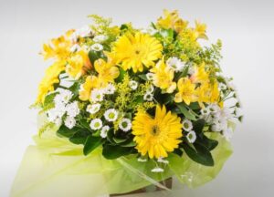 Arranjo de Gérberas e Margaridas Brancas e Amarelas