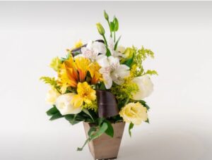Arranjo de Lisianthus e Astromélias