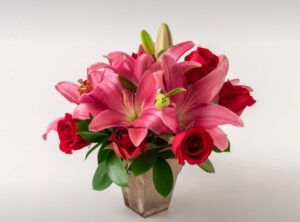 Arranjo de Lírios e Rosas Vermelhas
