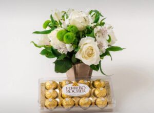 Arranjo de Rosas e Astromélias em Vaso e Chocolate
