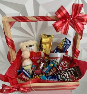Cesta de chocolates diversos com pelúcia e caneca